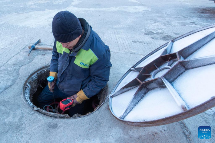 Một nhân viên kiểm tra hệ thống sưởi tại tỉnh Hắc Long Giang, Đông Bắc Trung Quốc, ngày 11/12. Ảnh: Xinhua News.