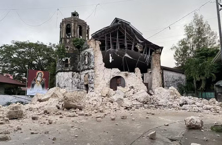 Theo các nhà chức trách, số người tử vong có thể còn gia tăng. Mưa liên tục trong khi những cây cầu và đường sá bị hư hại làm ảnh hưởng đến nỗ lực cứu người. Ảnh: Cebu Daily News.