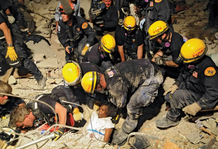 Theo Britannica, vào năm 2010, trận động đất mạnh 7 độ Richter, sau đó là hai dư chấn mạnh 5,9 và 5,5 độ Richter, đã tàn phá khu vực đô thị Port-au-Prince (Haiti), ước tính khiến 300.000 người thiệt mạng và khoảng 1.500.000 người mất nhà cửa. Ảnh: Britannica.