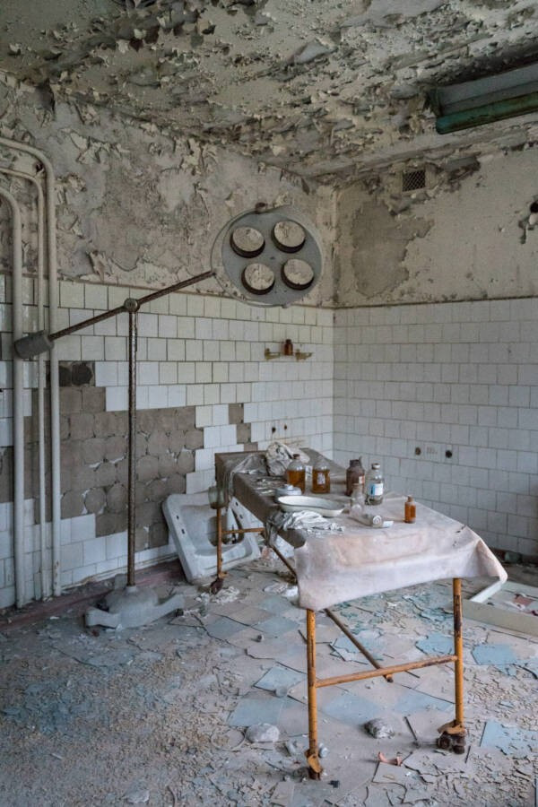 Một bàn phẫu thuật bên trong bệnh viện Pripyat bỏ hoang nhiều năm. Ảnh: Flickr.