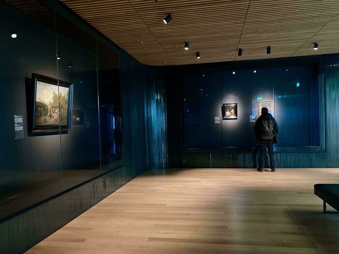 Có một bảo tàng Rijksmuseum tại sân bay Amsterdam (Hà Lan) để hành khách ngắm tranh trong khi chờ chuyến bay.