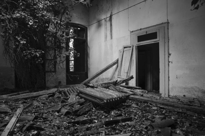 Cảnh đổ nát trong bệnh viện bỏ hoang Poveglia. Ảnh: Flickr.