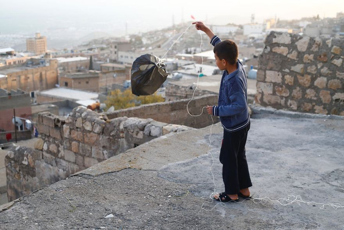 Một bé trai thả diều được làm bằng túi ni lông ở thành phố Mardin nhiều năm trước.