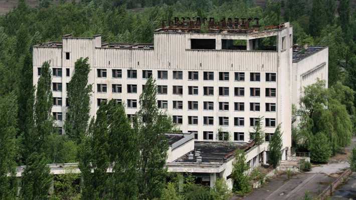 Theo trang All That Is Interesting, khách sạn Polissya được xây dựng vào những năm 1970 và là một trong những tòa nhà cao nhất ở Pripyat, Ukraine. Bên trong khách sạn có nhà hàng, quán cà phê và nhiều tiện nghi khác,...Tuy nhiên, khi thảm họa hạt nhân Chernobyl xảy ra vào ngày 26/4/1986, khách sạn Polissya trở thành trung tâm chỉ huy tạm thời trong giai đoạn ứng phó khủng hoảng ngay lập tức. Ảnh: Wikimedia Commons.