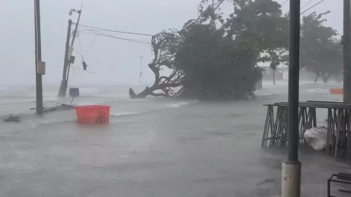 Tân Hoa Xã dẫn thông tin từ Cơ quan Khí tượng Quảng Đông cho biết, bão Matmo đã đổ bộ vào bờ biển phía đông của huyện Từ Văn, tỉnh Quảng Đông, vào khoảng 14h50 chiều 5/10. Ảnh: bastillepost.