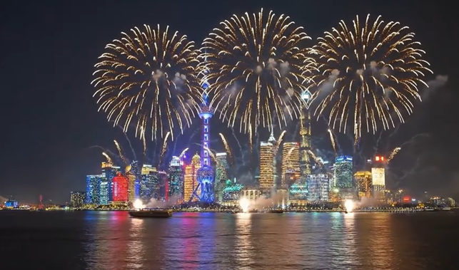 Bầu trời ở Thượng Hải, Trung Quốc, rực sáng với màn bắn pháo hoa hoành tráng trong khoảnh khắc Giao thừa đón năm mới Bính Ngọ 2026. Ảnh: Watch Center Live.