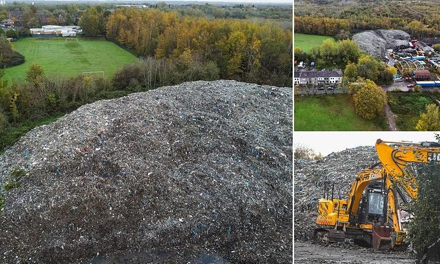 "Chúng tôi đang ưu tiên người dân địa phương, doanh nghiệp và trường học gần đó khi chúng tôi làm việc để xử lý bãi rác thải bất hợp pháp này càng nhanh càng tốt", Paul Clements, Giám đốc điều hành tại Cơ quan Môi trường, cho hay. Ảnh: Daily Mail.