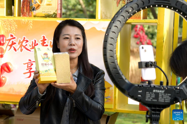 Một đơn vị triển lãm quảng bá các nông sản địa phương tại lễ hội được tổ chức ở huyện Cao Lan, Lan Châu, tỉnh Cam Túc, ngày 23/9. Ảnh: THX.