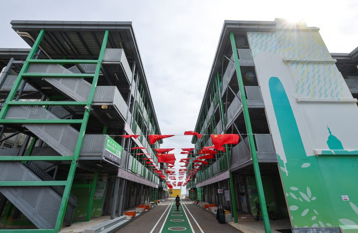 Cơ quan Y tế Sơ cấp thông báo rằng 18 trung tâm hoặc trạm y tế quận sẽ cung cấp các dịch vụ cá nhân hóa miễn phí để hỗ trợ nhu cầu chăm sóc sức khỏe của cư dân bị ảnh hưởng. Cơ quan này cũng sẽ sắp xếp các dịch vụ hỗ trợ y tế, điều dưỡng, dược phẩm và tâm lý chuyên khoa. Ảnh: SCMP.