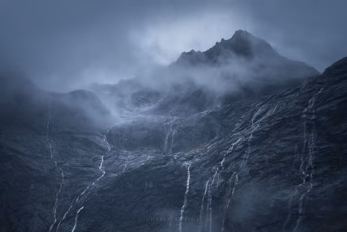 Những thác nước này được tạo ra bởi những trận mưa lớn và biến mất khi trời quang mây tạnh.