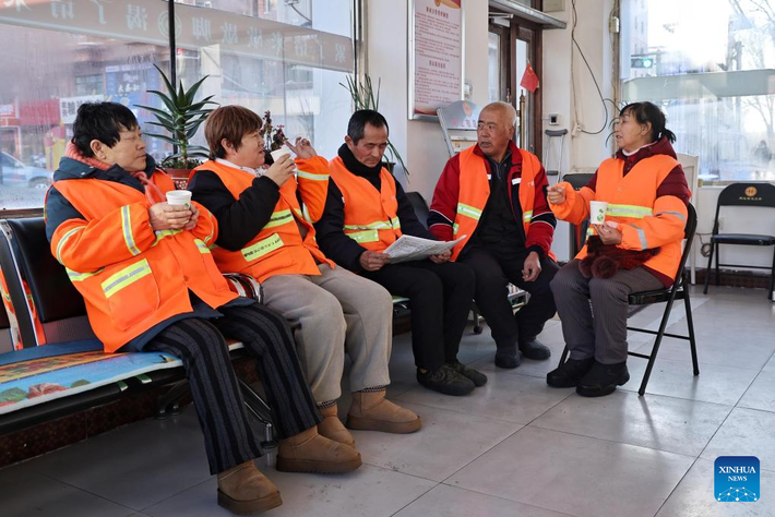 Các nhân viên vệ sinh uống trà ấm tại một trạm ở Thông Giang, tỉnh Hắc Long Giang, ngày 11/12/2025. Ảnh: Xinhua News.