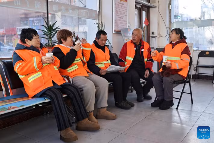 Các nhân viên vệ sinh uống trà ấm tại một trạm ở Thông Giang, tỉnh Hắc Long Giang, ngày 11/12/2025. Ảnh: Xinhua News.