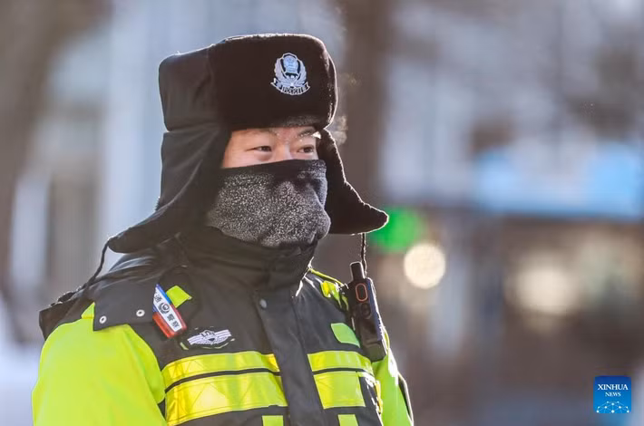 Tân Hoa Xã đưa tin ngày 12/12, Trung tâm Khí tượng Quốc gia Trung Quốc ngày 10/12 đã ban hành cảnh báo xanh về đợt rét đậm, gió mạnh, dự báo nhiệt độ sẽ giảm mạnh trên diện rộng và đợt tuyết rơi lớn đầu tiên trong mùa đông này trong vài ngày tới. Ảnh: Xinhua News.