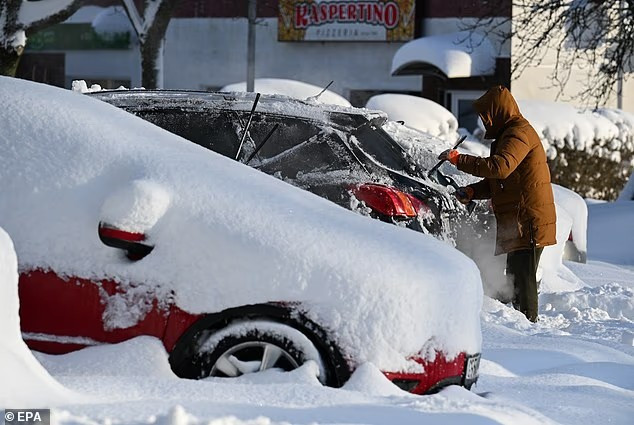 Tại Ba Lan, tuyết rơi dày bao phủ loạt phương tiện và nhà cửa trên khắp nước này. Ảnh: EPA.