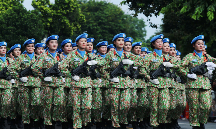 Sau khi lần lượt diễu hành qua lễ đài, các khối tỏa ra 8 ngả đường trong sự cổ vũ nhiệt tình của người dân.