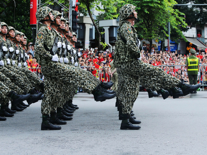 Các khối tham gia diễu binh, diễu hành tạo nên một khung cảnh hào hùng với hàng lối, bước đi đều tăm tắp.