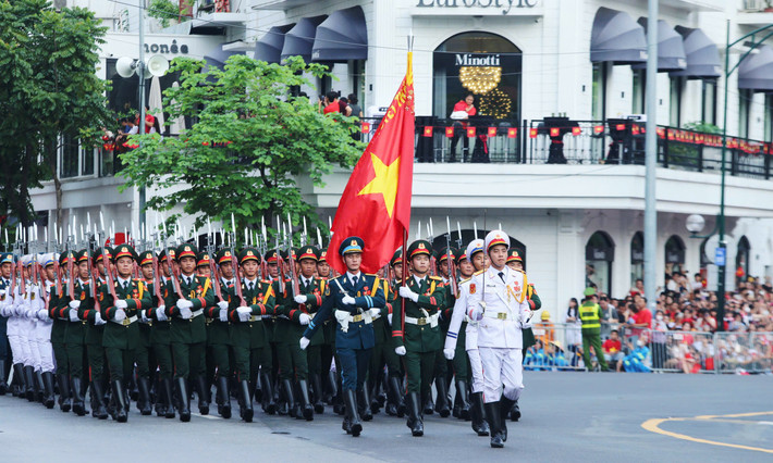 Vào 6h30 sáng 30/8, tại Quảng trường Ba Đình đã diễn ra buổi tổng duyệt cấp Nhà nước diễu binh, diễu hành kỷ niệm 80 năm Cách mạng Tháng Tám thành công và Quốc khánh 2/9.