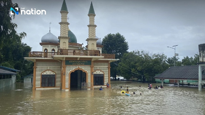 Vào ngày 25/11, mưa lớn tiếp diễn tại 13 huyện của tỉnh Narathiwat, khiến mực nước dâng cao nhanh chóng. Trong đó, sông Bang Nara và sông Saiburi tràn bờ, gây ngập lụt diện rộng. Ảnh: The Nation.