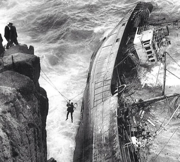 Người đàn ông cuối cùng được cứu sống trên một tàu đánh cá bị đắm ngoài khơi bờ biển phía Nam nước Anh, năm 1962.