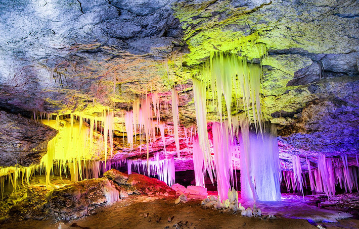 Pinega là một hệ thống các hang động trong Khu bảo tồn thiên nhiên Pinega, thuộc vùng Arkhangelsk, Nga. Du khách có thể khám phá hang động Pevcheskaya Estrada, bao gồm hai hang động với một dòng suối chảy qua. Ảnh: gw2ru.