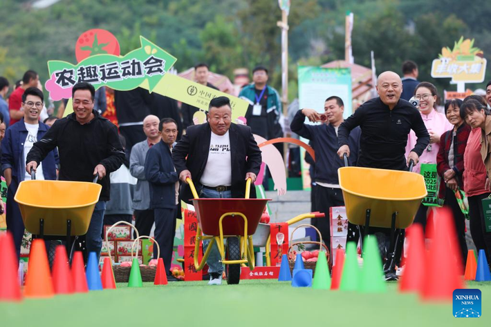 Mọi người tham gia lễ hội thu hoạch của nông dân Trung Quốc ở huyện Nguyên Thạch, tỉnh Hà Bắc. Ảnh: THX.