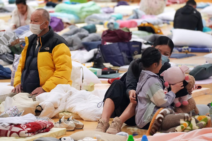 Khoảng 1.827 cư dân của khu chung cư Wang Fuk Court đã chuyển đến những nơi ở tạm thời do chính quyền cung cấp. Ảnh: SCMP.