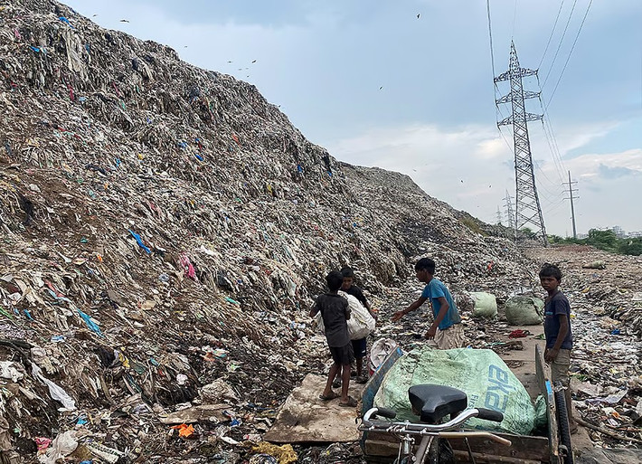 Vào tháng 9/2017, một phần của núi rác cao nhất thế giới này đổ sụp xuống, vùi lấp hàng chục người và ô tô. Vào tháng 4/2024, một vụ hỏa hoạn lớn đã xảy ra tại bãi chôn lấp này, tạo ra khói dày và gây ra các vấn đề đáng kể về sức khỏe cho người dân ở các khu vực xung quanh. Ảnh: Diksha Munjal.
