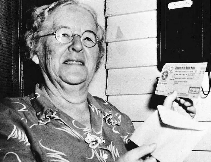 Trong ảnh là bà Ida May Fuller, một giáo viên ở Vermont. Bà là người đầu tiên nhận khoản thanh toán an sinh xã hội hàng tháng định kỳ của Mỹ vào năm 1940. (Nguồn ảnh: Bored Panda)