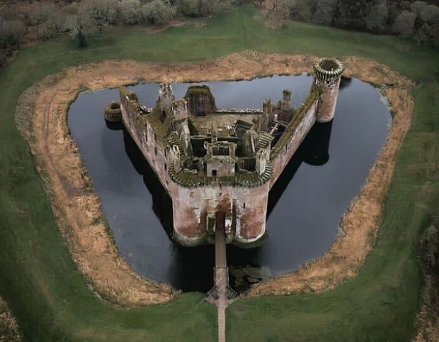 Caerlaverock là một lâu đài hình tam giác có hào nước được xây dựng lần đầu tiên vào thế kỷ 13. Lâu đài nằm ở bờ biển phía nam của Scotland.