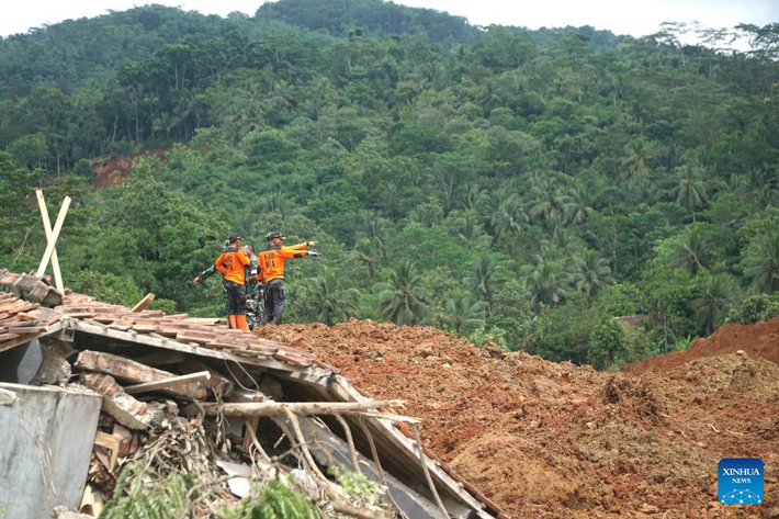 Ông Muhari nói thêm rằng địa hình không ổn định gây cản trở các nỗ lực cứu hộ và các thiết bị hạng nặng đã được triển khai để hỗ trợ hoạt động này. Ảnh: Xinhua.