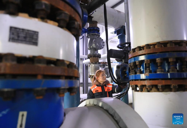 Trung Quốc đã thực hiện các biện pháp phòng ngừa để ứng phó với đợt không khí lạnh này. Ảnh: Một nhân viên kiểm tra hệ thống sưởi tại thành phố Tiêu Tác, tỉnh Hà Nam, ngày 10/12. Ảnh: Xinhua News.