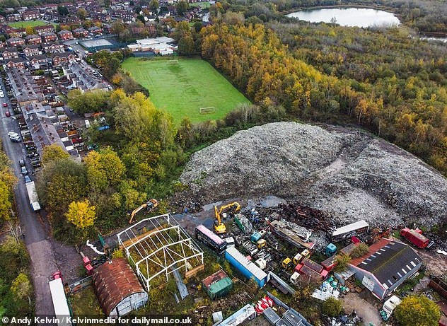 "Một băng nhóm tội phạm ở Liverpool được cho là đã được thuê để đổ rác ở đây. Tuy nhiên, tất cả chúng tôi đều sợ đứng lên chống lại những tên tội phạm này. Mọi người đã bị chúng đe dọa", một người về hưu cho biết. Ảnh: Daily Mail.