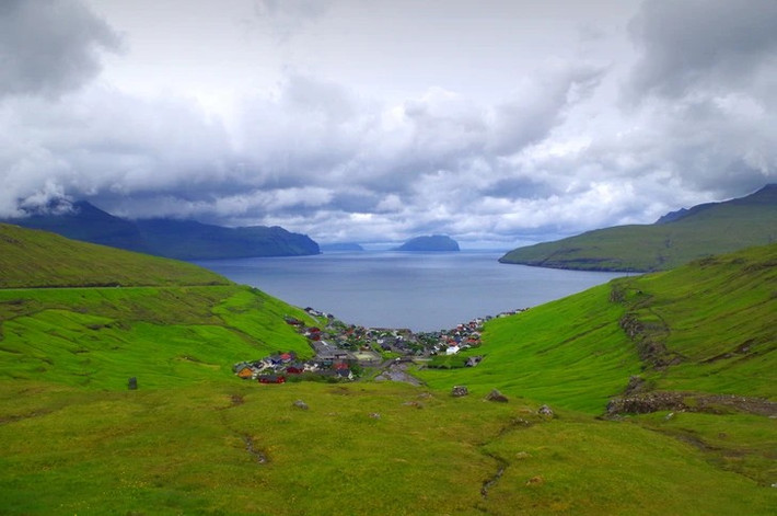 Ngôi làng Kvivik, Quần đảo Faroe, hòa mình vào thiên nhiên.