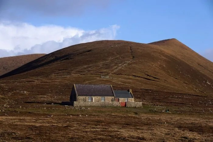 Foula (Scotland) là một trong những hòn đảo có người sinh sống xa xôi nhất của Vương quốc Anh, với dân số khoảng 35 người. Foula nổi tiếng với những vách đá ven biển cao chót vót,...