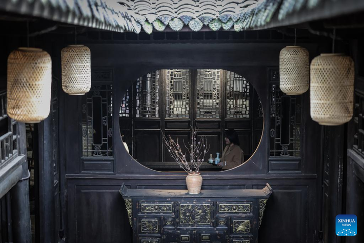 Yang Mo, chủ một quán trà, đang làm việc trong quán trà ở thị trấn cổ Zhaohua.