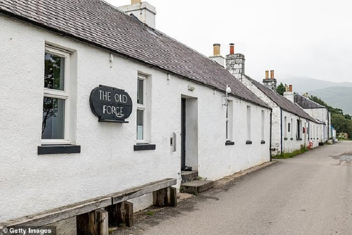 Inverie là ngôi làng xa xôi nhất và là nơi có quán rượu xa xôi nhất ở đất liền Vương quốc Anh - quán rượu Old Forge Pub. Ảnh: Getty.