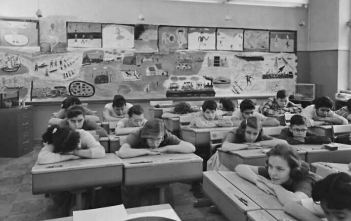 Học sinh nghe nhạc trong giờ học nghệ thuật năm 1957.