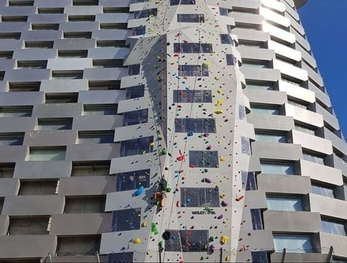 Bức tường leo núi cao 80m ở Đan Mạch.