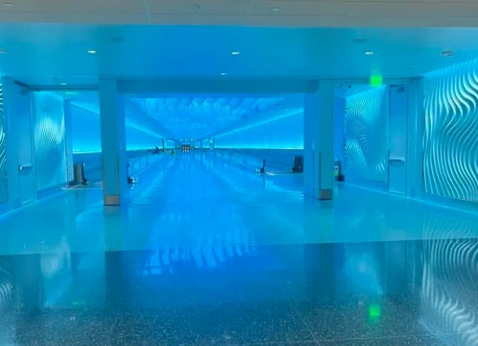 Đường hầm mới ở sân bay Salt Lake City (Mỹ) lúc nửa đêm.