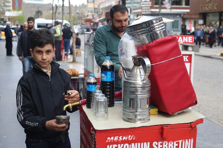 Bé trai ở Diyarbakır này đang bán một loại thuốc thảo dược có hương vị rất nồng nhưng được cho là rất tốt cho sức khỏe.