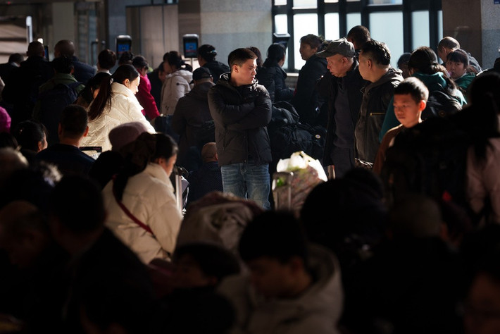 Tian Duofu, một cô gái trẻ mới bắt đầu làm việc toàn thời gian ở Bắc Kinh, chia sẻ cô rất mong chờ kỳ nghỉ Tết này để quây quần bên gia đình. “Sau khi bắt đầu đi làm, tôi nhận ra rằng kỳ nghỉ dài như vậy rất hiếm và chúng tôi ngày càng ít được gặp nhau trực tiếp, điều này khiến Tết Nguyên đán trở nên ý nghĩa hơn”, Duofu nói. Ảnh: Cảnh đông đúc bên trong một nhà ga ở Bắc Kinh, Trung Quốc, ngày 10/2.