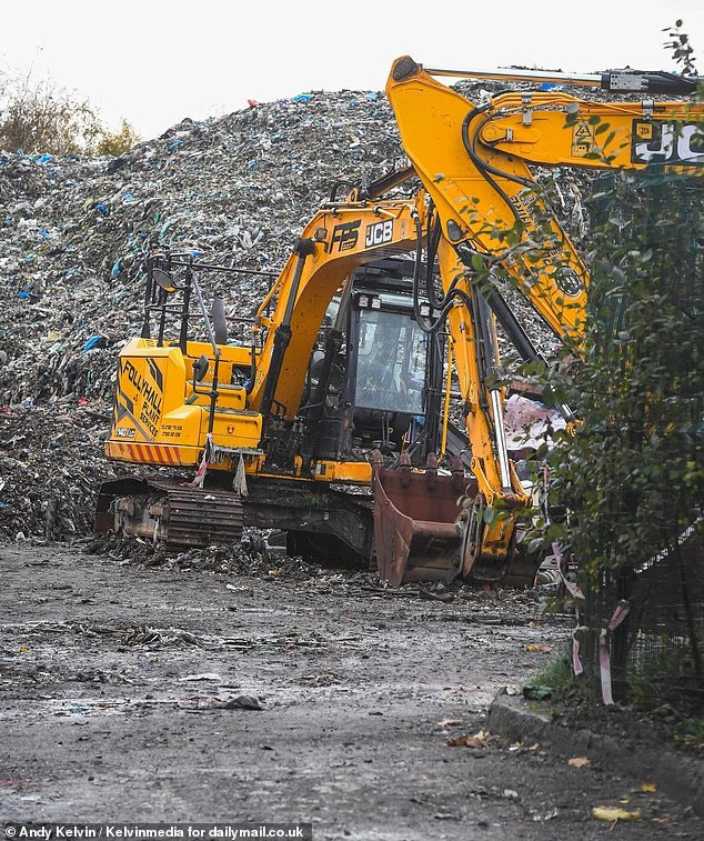 "Đó thực sự là một cơn ác mộng. Rất nhiều ruồi và chuột xuất hiện ở khu dân cư", một bà mẹ hai con sống cách bãi rác vài mét nói với tờ Daily Mail. Ảnh: Daily Mail.