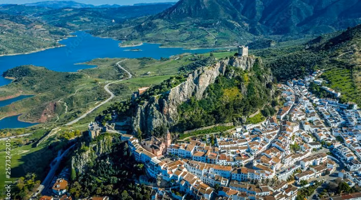 Nằm giữa những ngọn đồi của Andalusia (Tây Ban Nha), ngôi làng Zahara de la Sierra mang vẻ đẹp trường tồn với thời gian: Những ngôi nhà quét vôi trắng nằm rải rác trên sườn núi, được bao quanh bởi những rừng ô liu và trên đỉnh là một pháo đài thời Trung cổ.