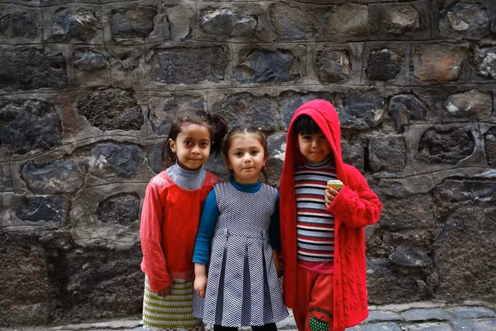 Ba bé gái ở Diyarbakır.