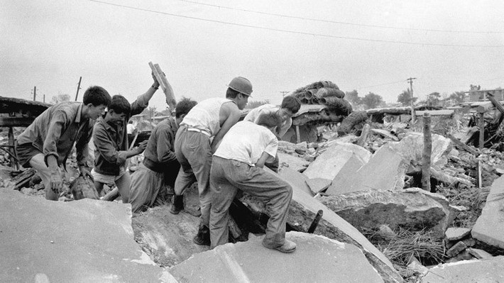 Số người thiệt mạng trong trận động đất Đường Sơn được báo cáo chính thức là 242.000 người, nhưng con số thực tế có thể lên tới 655.000. Ngoài ra, ít nhất 700.000 người bị thương. Ảnh: History.com.