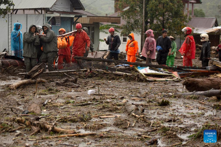 "Có thể còn nhiều nạn nhân khác đang ở những địa điểm sạt lở đất vẫn chưa thể tiếp cận được", ông Suharyanto cho biết.