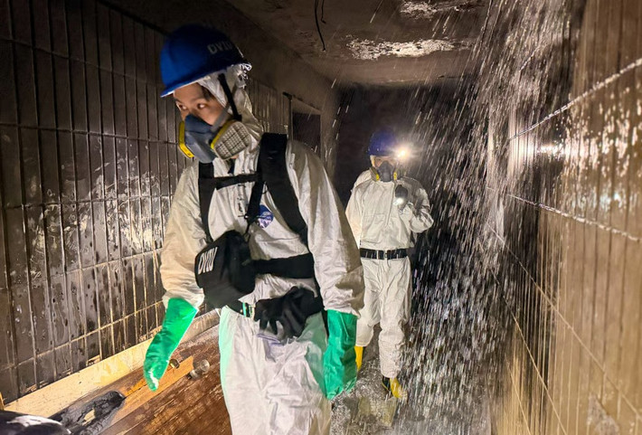 Cheng Ka-chun, sĩ quan phụ trách Đơn vị xác định nạn nhân thiên tai, cho biết trong quá trình tìm kiếm, các đội đã tìm thấy nhiều thi thể bên trong các căn hộ, trên cầu thang, hành lang và thậm chí trên mái nhà. Hoạt động tìm kiếm gặp khó khăn vì thiếu ánh sáng. Ảnh: SCMP.