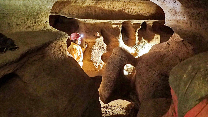 Botovskaya là một trong những hang động dài nhất nước Nga, với những mê cung ngầm trải dài hơn 70 km. Bên trong hang được bao phủ bởi vô số nhũ đá và măng đá. Ngoài ra, người ta còn phát hiện ra hai hồ nước nguyên sơ bên trong hang động. Ảnh: irk.ru.