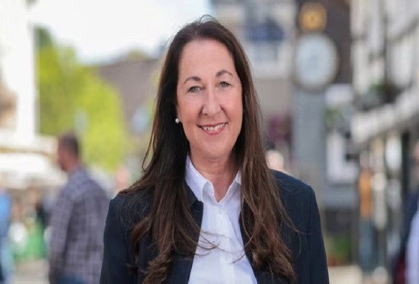 RT dẫn thông tin từ chính quyền địa phương ngày 7/10 cho biết, tân Thị trưởng của thị trấn Herdecke, bà Iris Stalzer (ảnh), 57 tuổi, được phát hiện với nhiều vết đâm trên cơ thể tại nhà riêng và đang trong tình trạng nguy kịch. Ảnh: X.