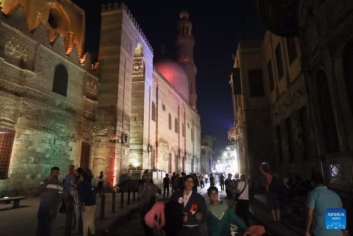 Người dân tham quan một con phố cổ gần chợ cổ Khan el-Khalili.